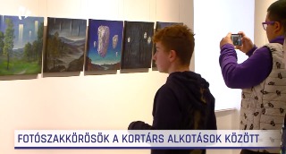 Fotószakkörösök a kortárs alkotások között