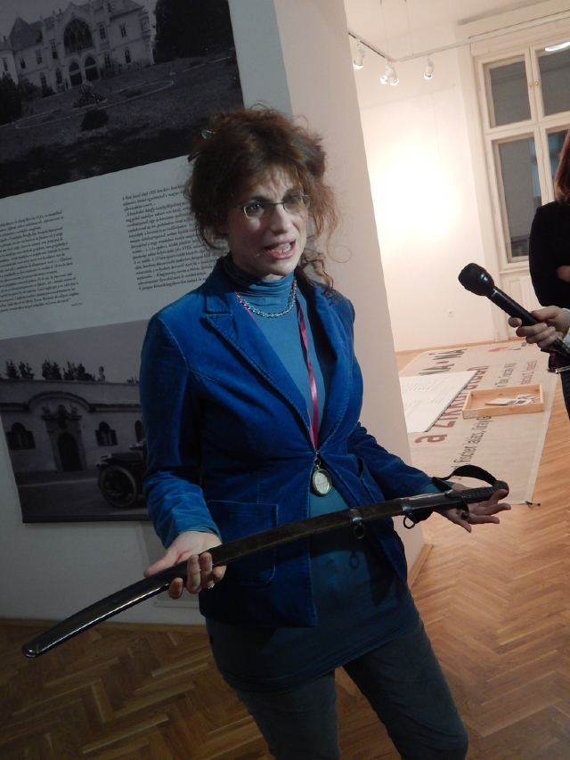 Szebeni Zsuzsa Bánffy jurátusi szablyájával