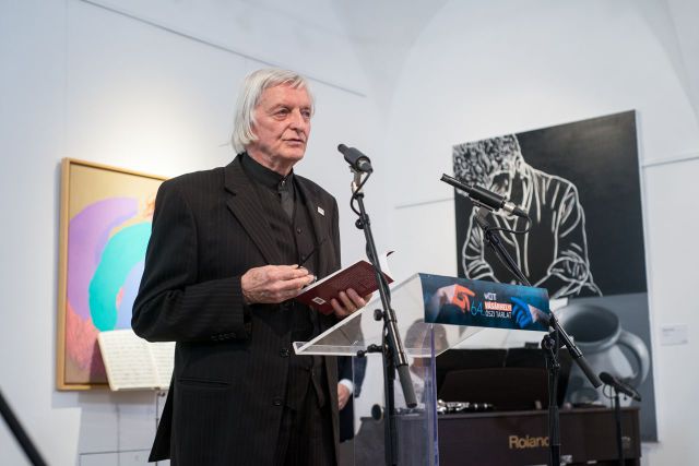 Fekete György, a Magyar Művészeti Akadémia elnöke beszédet mond a 64. Vásárhelyi Őszi Tárlat megnyitóján 